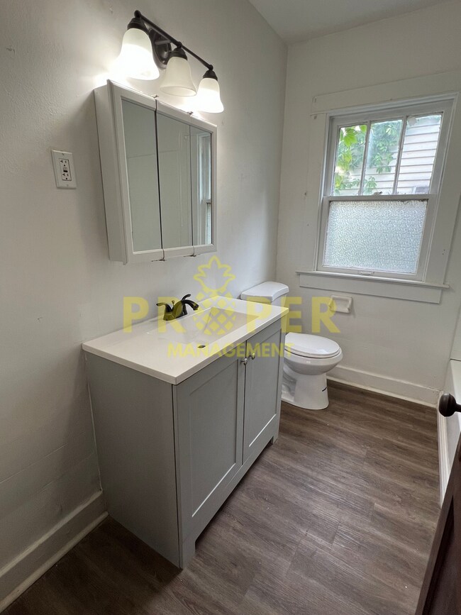 Building Photo - 2 bedrooms 1 bathroom house for rent