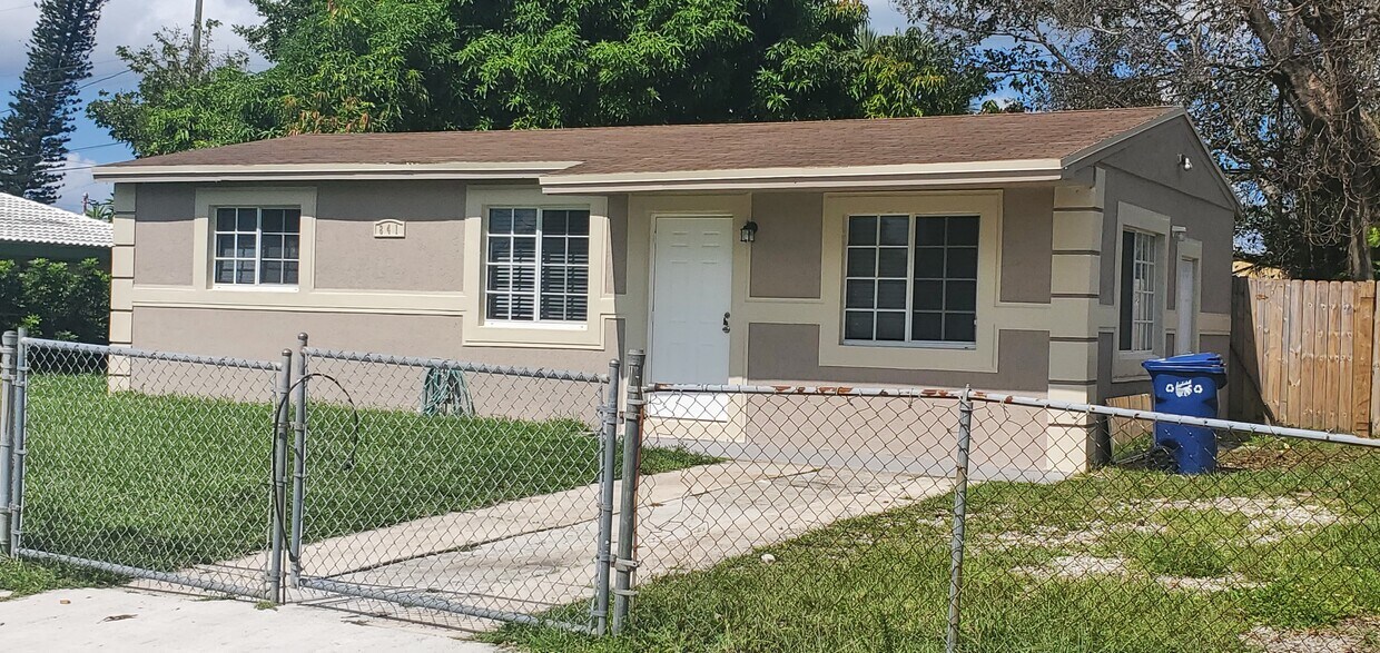 Foto principal - 841 NW 33rd Ter