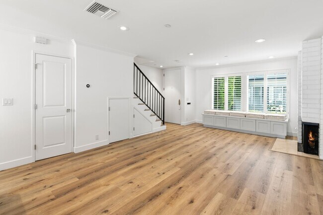 Foto del edificio - Steps from 17th Street - Beautifully Updated 2 Bed, 2.5 Bath Townhome in Newport Beach