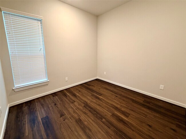 Foto del edificio - 5815 Fairdale Ln