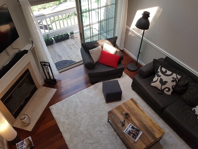 Foto del edificio - Loft 2BR plus den/2BA condo walking distan...