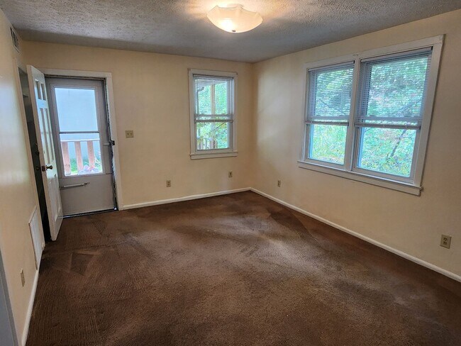 Building Photo - 387 Riverview Ave