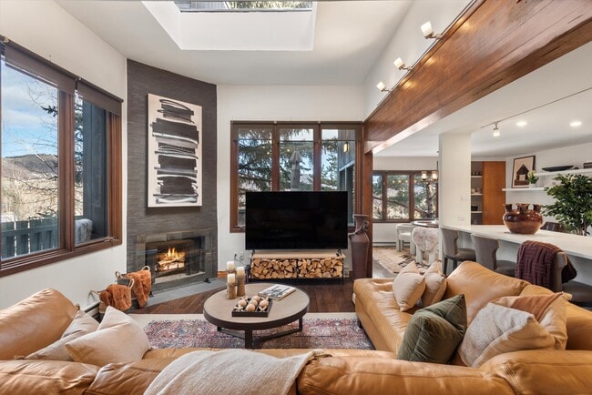 Foto del edificio - 382 Meadow Ranch Rd