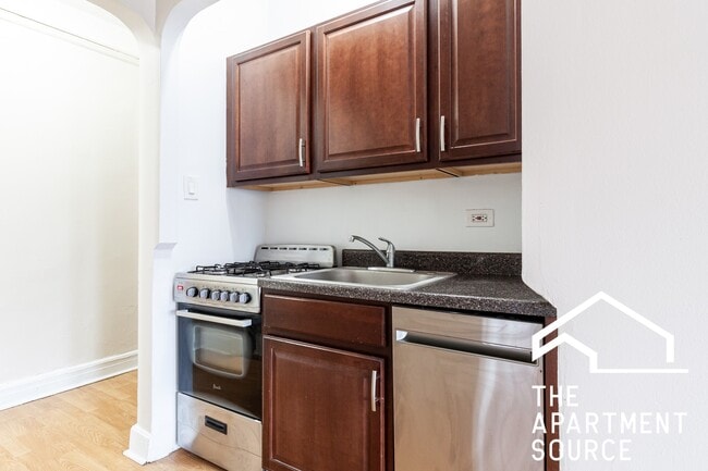 Building Photo - 948 W Cuyler Ave