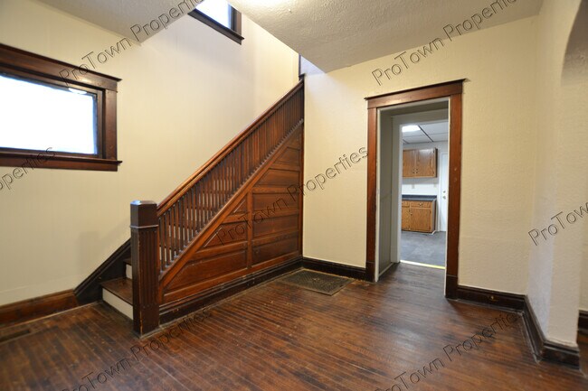 Foto del edificio - 724 E Washington St