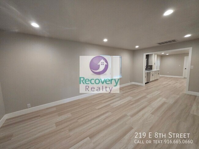 Foto del edificio - 219 E 8th St