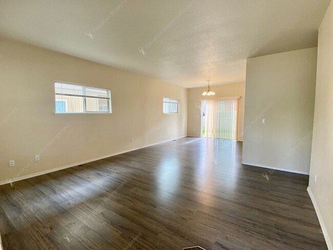 Building Photo - **Coming Soon** Large 4 BR - 2.5 BA Southe...