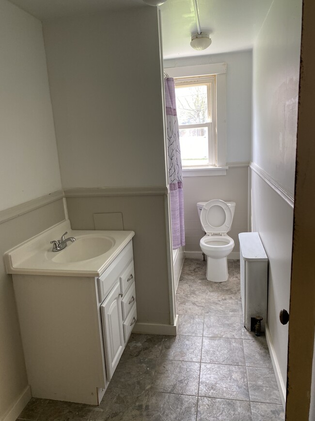 Full bath with tub and shower - 1717 3rd Ave