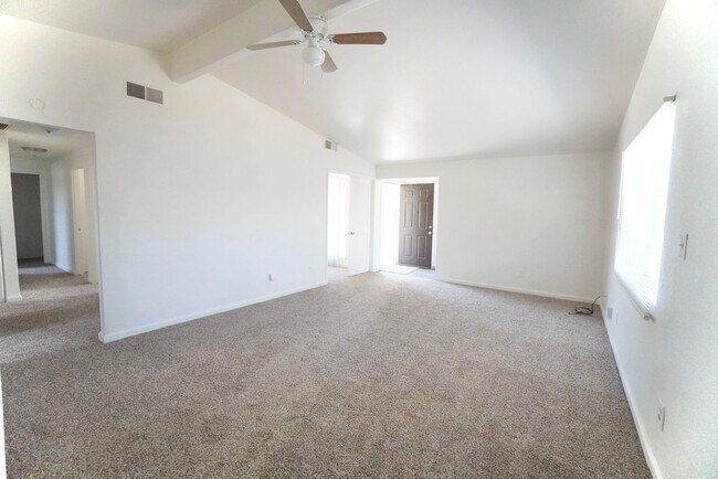 Foto del edificio - Wonderful 3 Bedroom, 2 Bath home in Sacram...