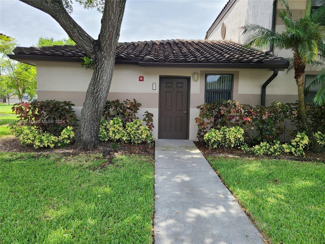 Foto principal - 9851 Nob Hill Ct