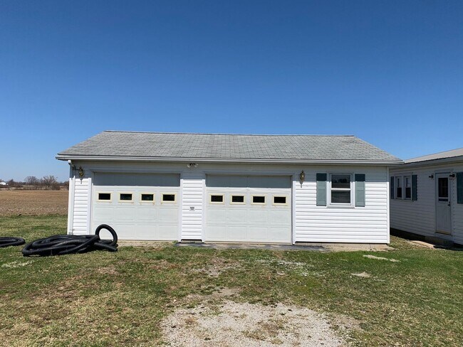 Foto del edificio - Farmhouse in Willard City Schools