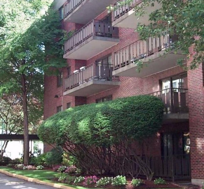 Building Photo - 320 Hammond Pond Pky