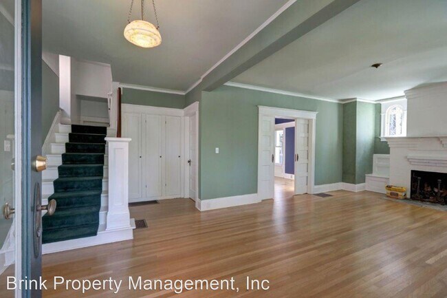 Building Photo - 3 br, 2.5 bath House - 728 Broadway E