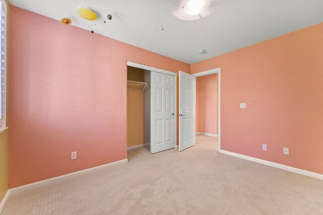 Building Photo - PARKSIDE LUXURY LIVING!