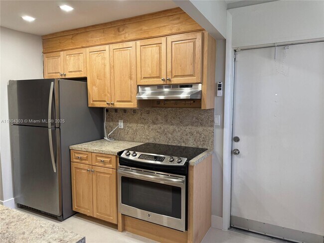 Building Photo - 16450 Miami Dr