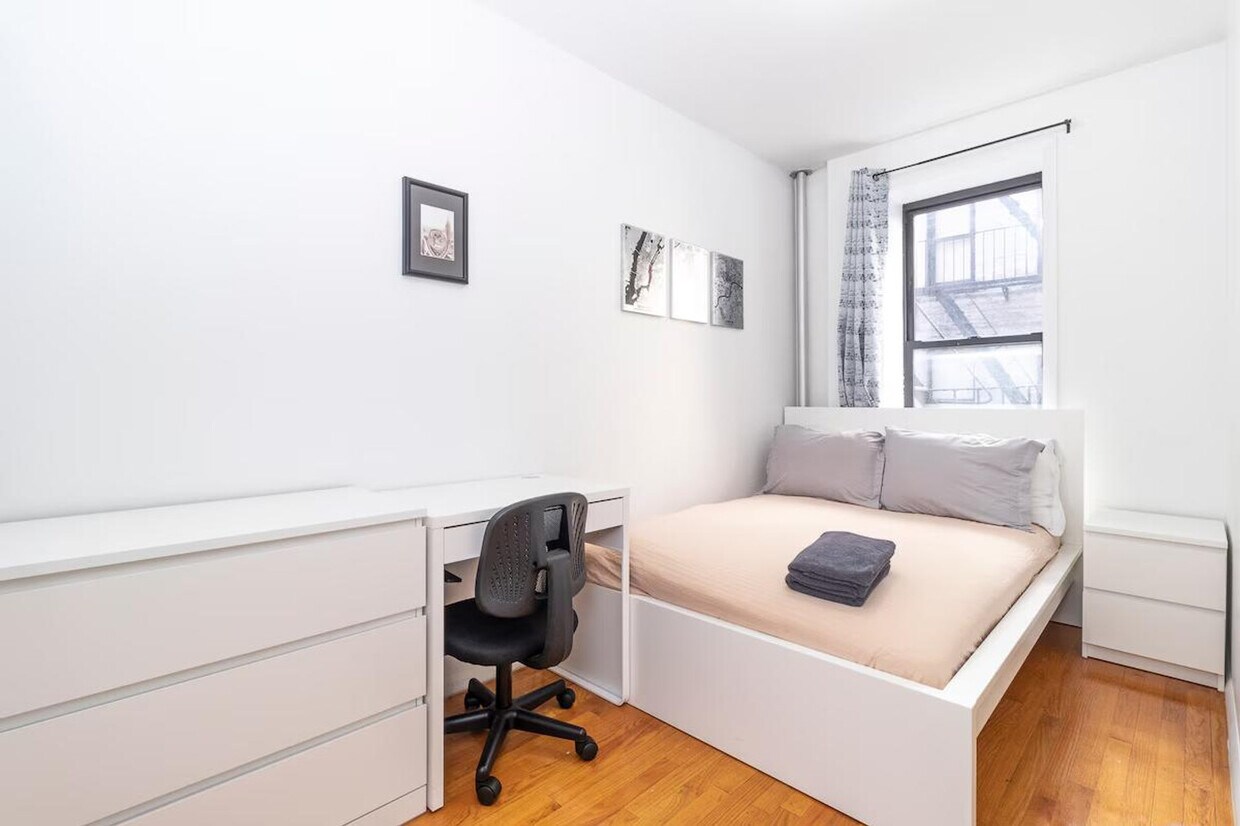 Foto principal - 327 E 92nd St