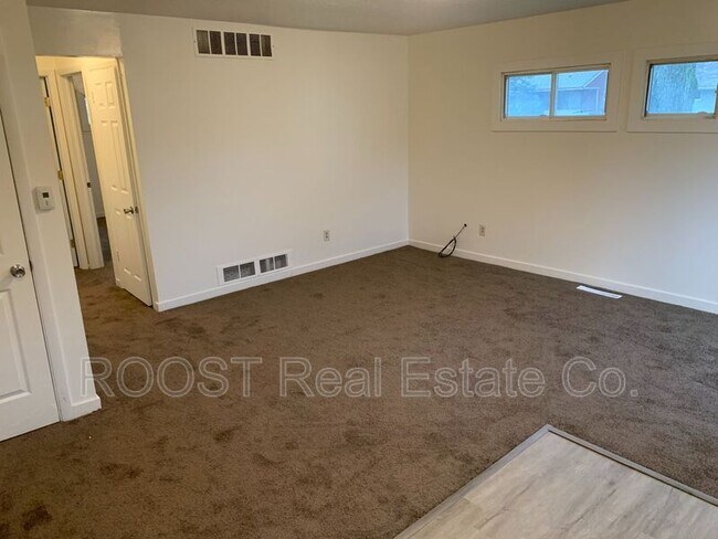 Foto del edificio - 2445 Hanna Dr