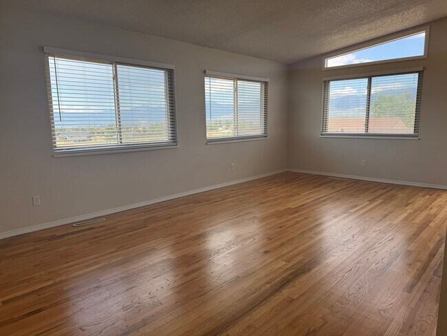 Foto del edificio - 5 bedroom, 3 bath, 2 car on acreage near t...