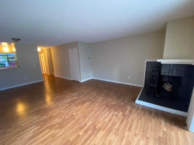 Building Photo - Sunny Townhouse in Lighthouse Cove