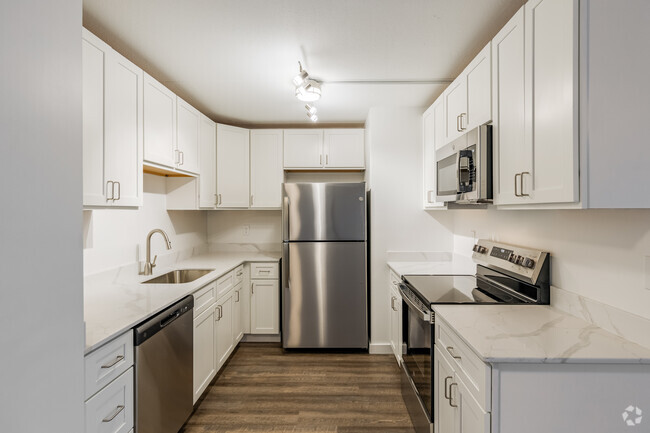 2BR, 2BA - 1,085SF - Kitchen - The Racquet Club Apartments