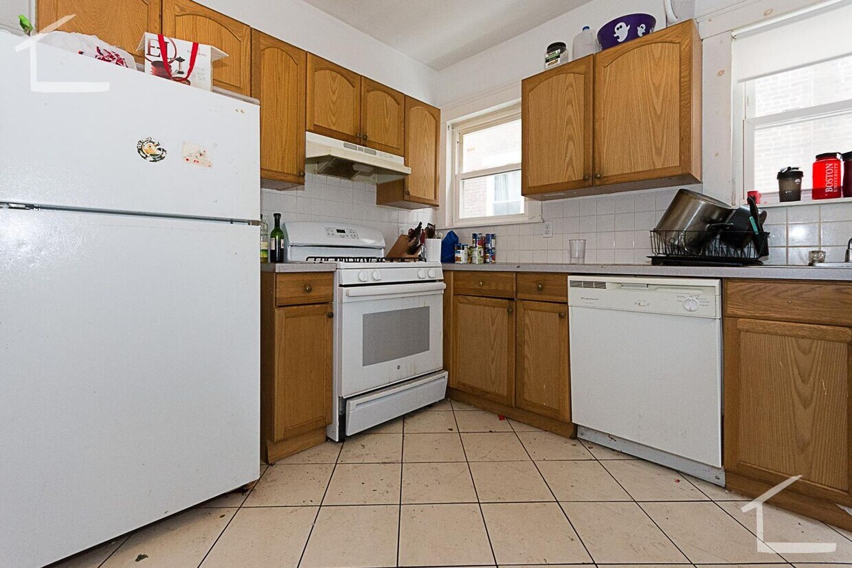 Primary Photo - 9/1 Spacious 4BR/2BA near Packard's Corner