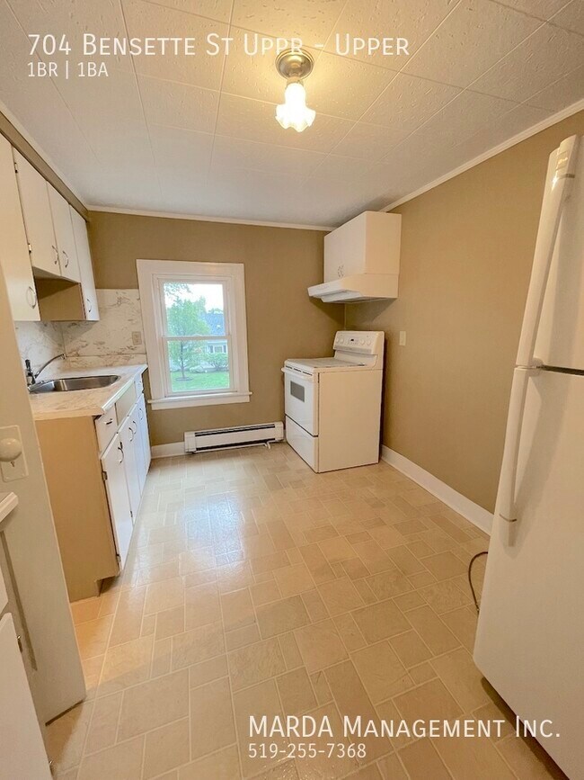 Photo du bâtiment - SPACIOUS 1+1 BED/ 1 BATH UPPER APT + HYDRO!