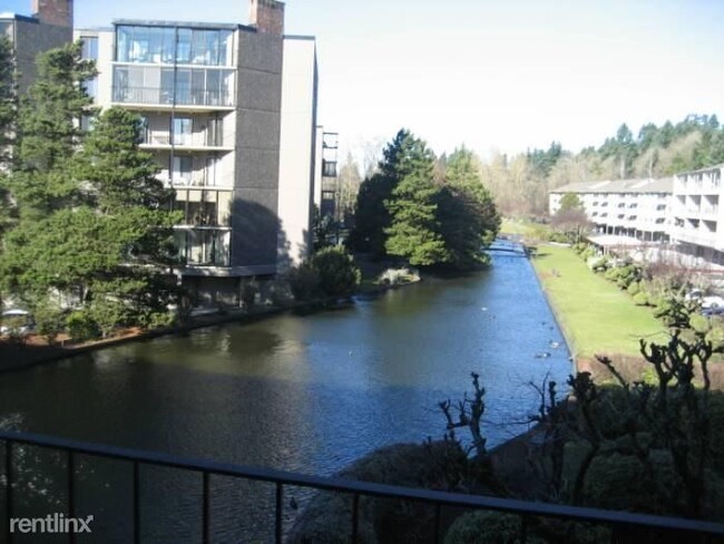Building Photo - 2 br, 1.5 bath Condo - 5565 E Evergreen Blvd