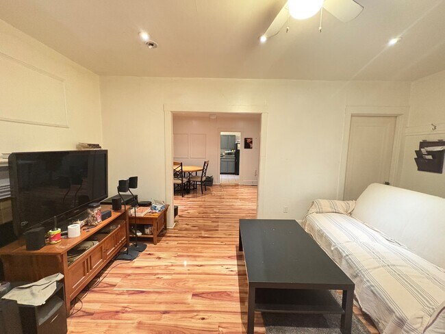 Foto del edificio - 7128 Card Ln
