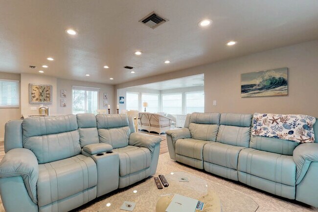 Foto del edificio - 211 S Bay Blvd