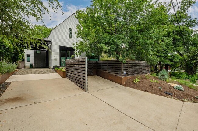 Building Photo - 1208 Hillside Ave