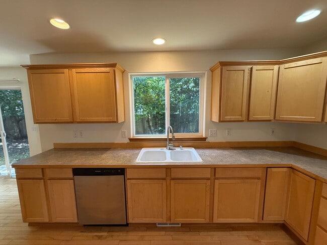 Building Photo - 4 Bed 2 Bath Home in Waterbury Meadows