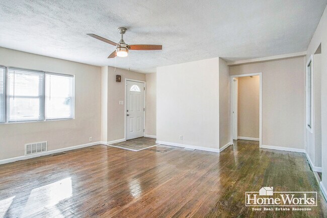 Building Photo - 919 S Twyckenham Dr