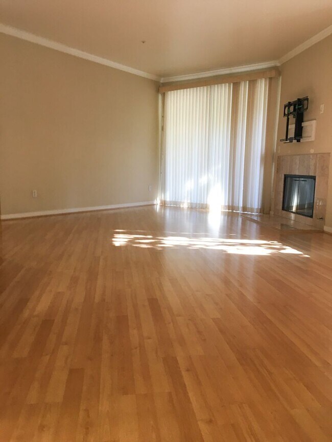 Building Photo - Must See! Stunning 2 Bedroom 2 Bath Condo ...