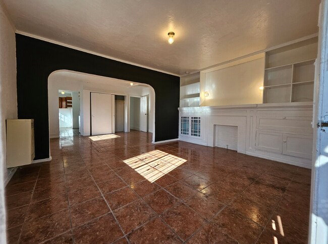 Building Photo - 2623 Hillcrest Dr