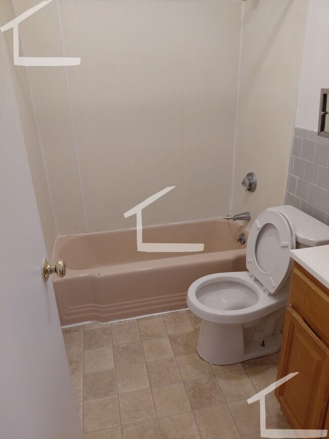 Foto del edificio - Nicely updated 1 bed with heat and water i...