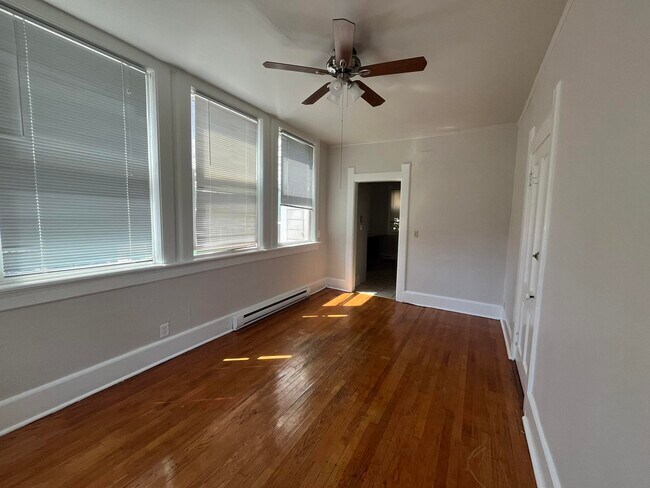 Foto del edificio - 2033 N Cambridge Ave