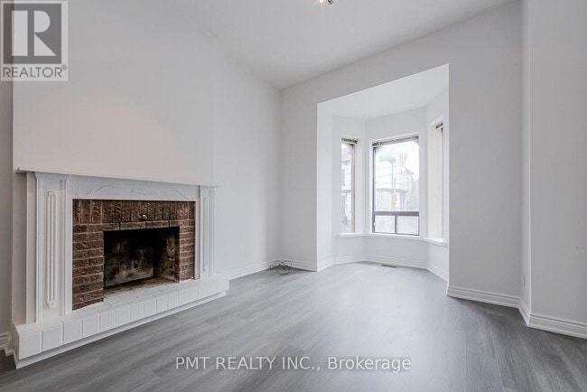 Building Photo - 204-204 Gerrard St E