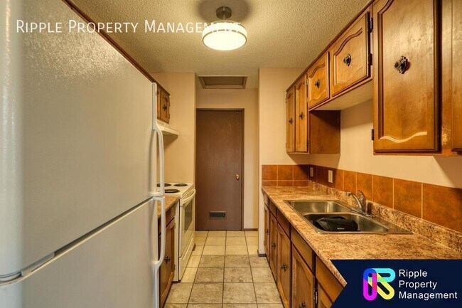 Photo du bâtiment - WONDERFUL 2 BEDS/ 2 BATHS TWO LEVEL CONDO!