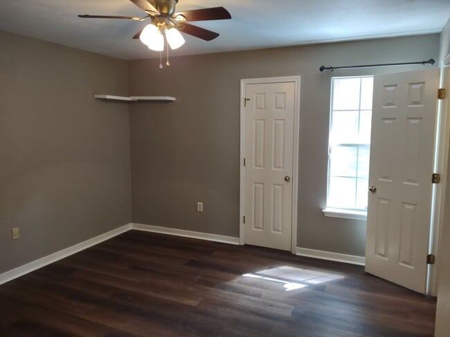 Building Photo - 1204 Barnett Bend Cir