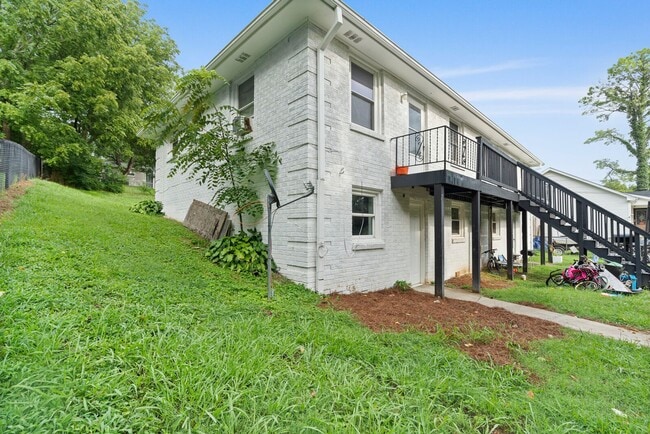 Building Photo - 1709 Golf Club Rd
