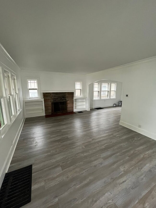 Building Photo - 330 King St