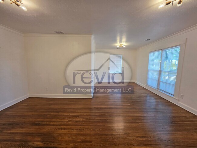 Building Photo - Newly Renovated 2 Bed 1 Bath near U of M!