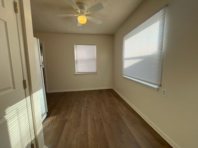 Building Photo - 3 bedroom 1 bathroom single family home in...