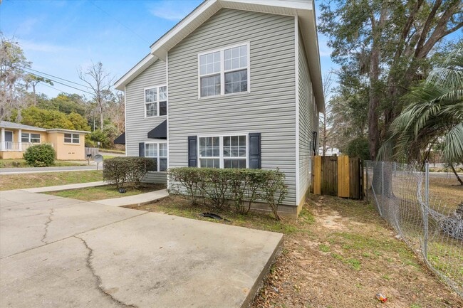 Building Photo - 735 Putnam Dr