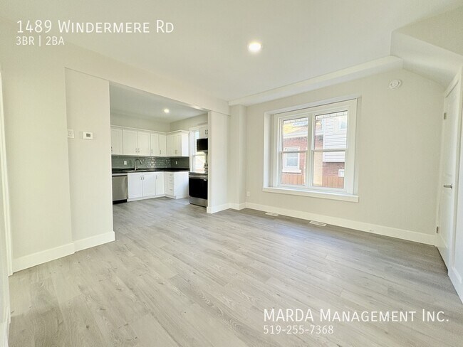 Photo du bâtiment - FULLY RENOVATED 3 BED+ DEN/2 BATH HOUSE + UTILITIES