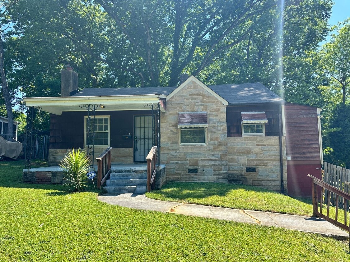 Primary Photo - Charming Two Bedroom House in Enderly Park!