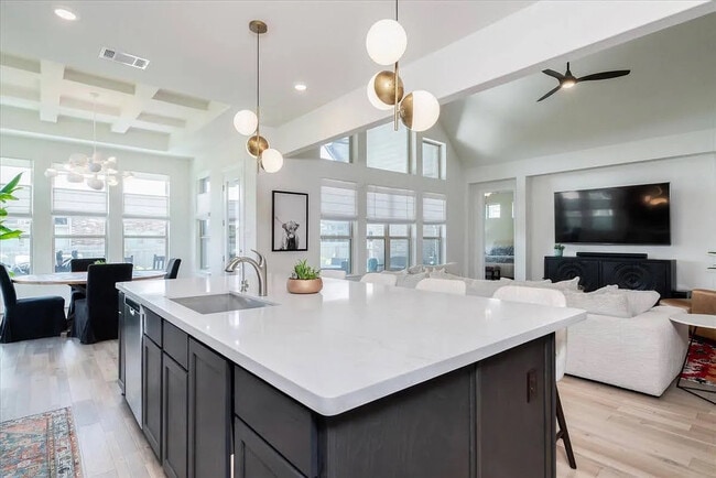 Building Photo - Room in House on Fresno Ave