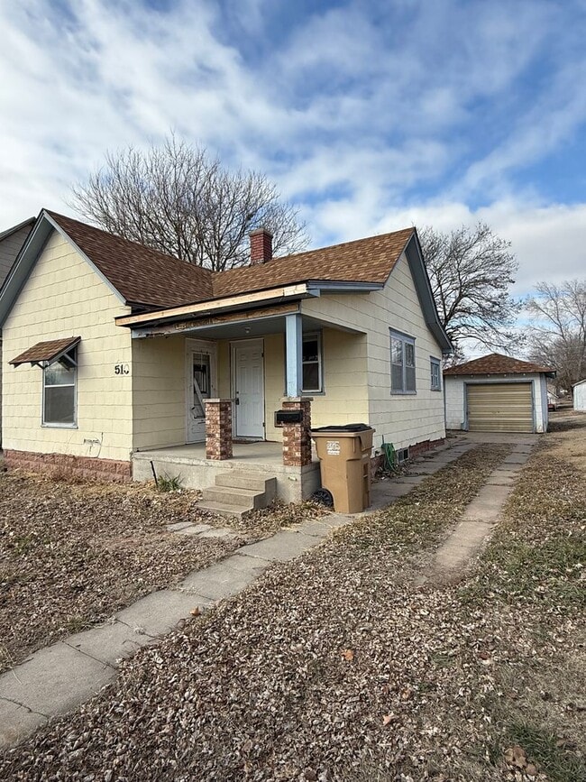 Building Photo - 1 Bedroom, 1 Bathroom House with Detached Garage