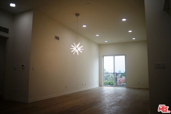 Foto del edificio - 850 S Crenshaw Blvd