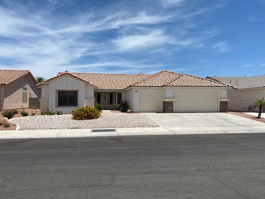 NW!! Single Story!!! 3 Car Garage!! 2 Masters!!! Low Maintenance desert landscape front yard!! ... - NW!! Single Story!!! 3 Car Garage!!  2 Masters!!! Low Maintenance desert landscape front yard!!  ...